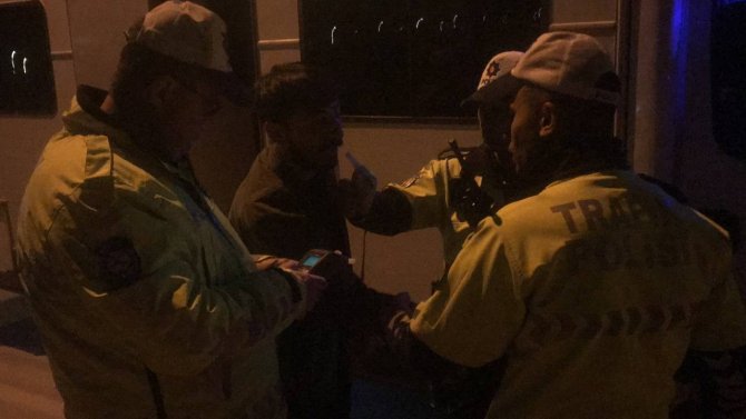 Alkolü olan karavan sürücüsü polise zor anlar yaşattı