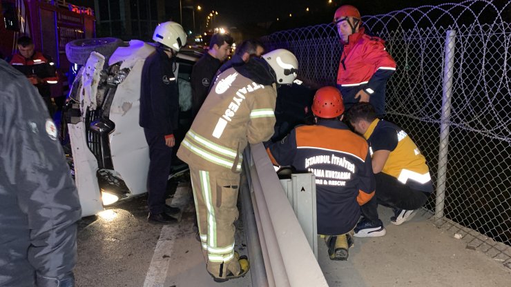 Bariyerlere çarpan otomobil yan yattı:1 yaralı
