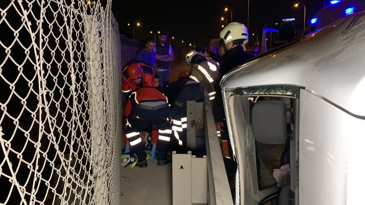 Bariyerlere çarpan otomobil yan yattı:1 yaralı