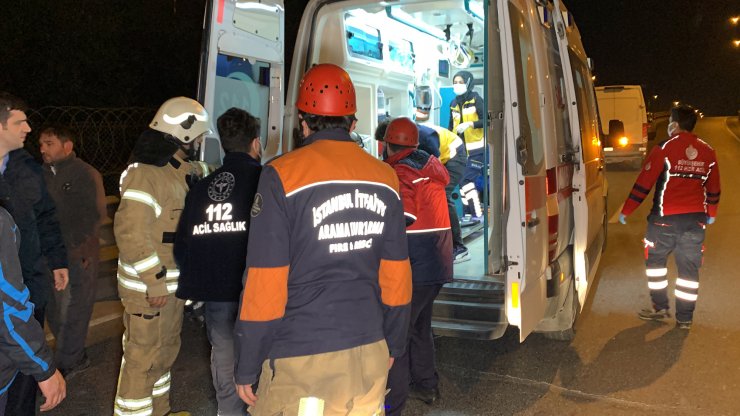 Bariyerlere çarpan otomobil yan yattı:1 yaralı