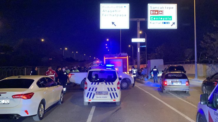 Bariyerlere çarpan otomobil yan yattı:1 yaralı