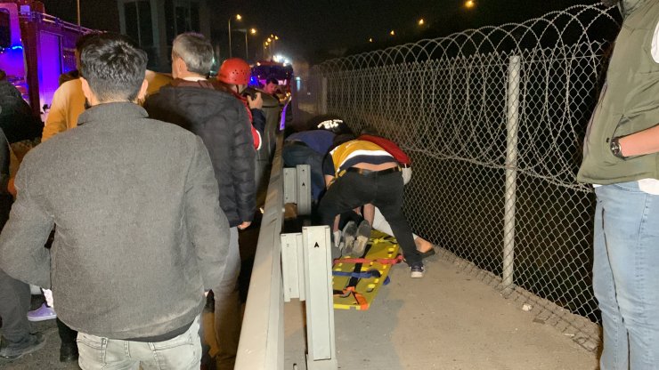 Bariyerlere çarpan otomobil yan yattı:1 yaralı