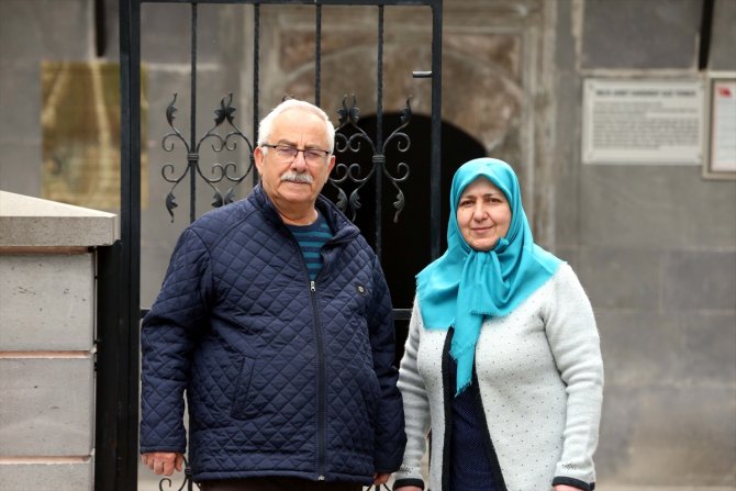 Yaşlı çiftten örnek davranış