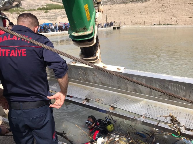 Sulama kanalına düşen çiftçi aranıyor