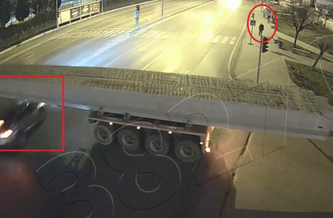 Cip hareket halindeki tırın altından geçti