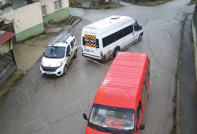 Cip hareket halindeki tırın altından geçti