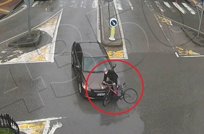 Cip hareket halindeki tırın altından geçti