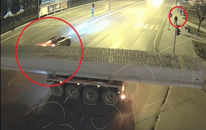 Cip hareket halindeki tırın altından geçti