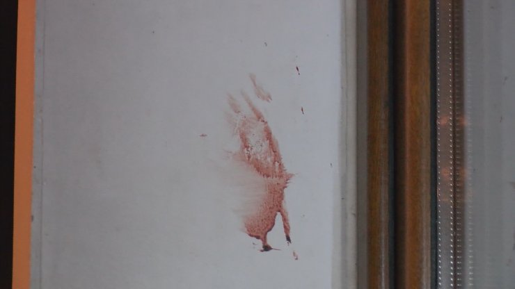 Çocuklarının gözleri önünde karısını bıçaklayarak öldürdü 