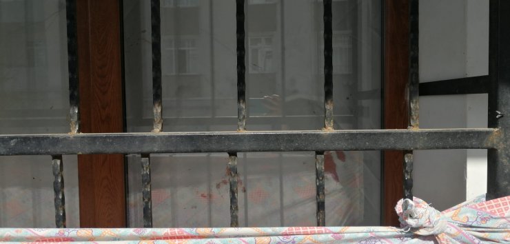 Çocuklarının gözleri önünde karısını bıçaklayarak öldürdü 