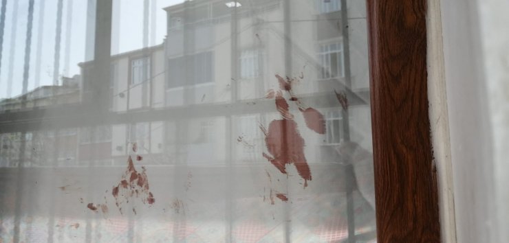 Çocuklarının gözleri önünde karısını bıçaklayarak öldürdü 