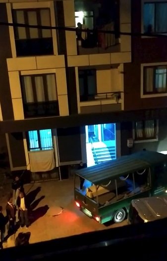 Çocuklarının gözleri önünde karısını bıçaklayarak öldürdü 