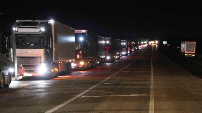 Edirne sınırındaki tır kuyruğunda ‘mülteci’ nöbeti