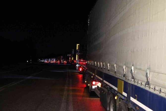 Edirne sınırındaki tır kuyruğunda ‘mülteci’ nöbeti