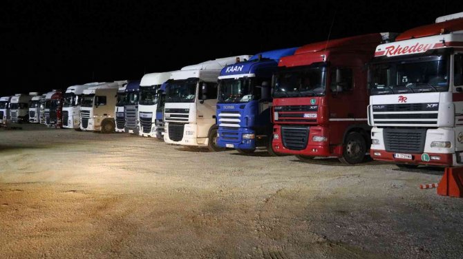 Edirne sınırındaki tır kuyruğunda ‘mülteci’ nöbeti