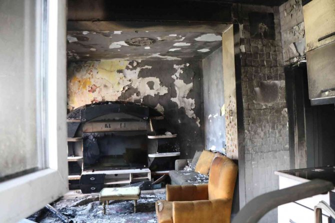 Engelli çocuk evde torpil patlattı: Ev küle döndü