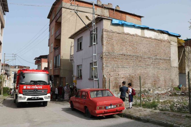 Engelli çocuk evde torpil patlattı: Ev küle döndü