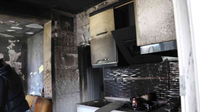 Engelli çocuk evde torpil patlattı: Ev küle döndü