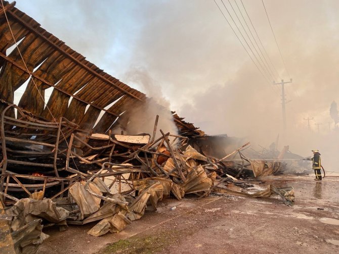 Gözü önünde yanarak kül olan fabrikasını böyle izledi