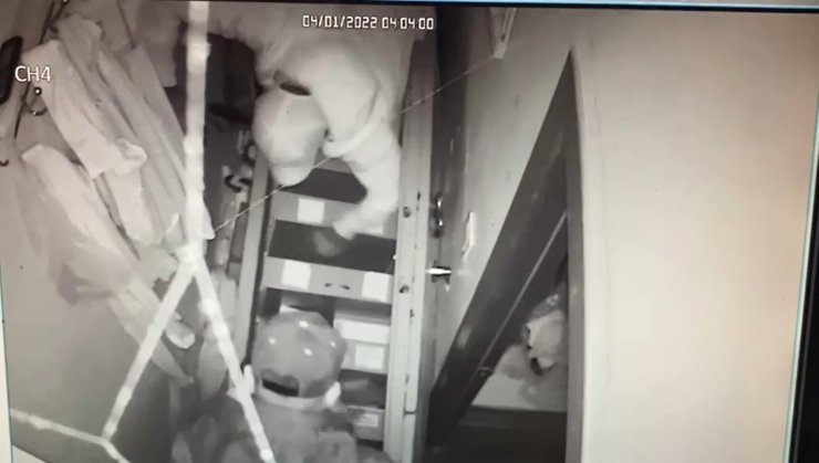 Hırsızlık için duvarı deldiler