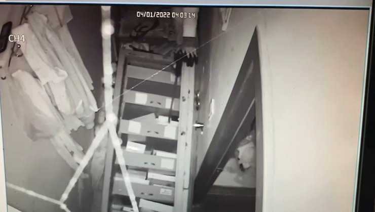 Hırsızlık için duvarı deldiler