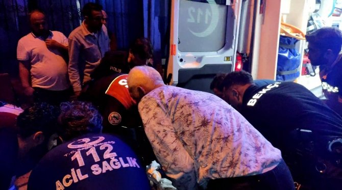 Hırsızlık şüphelisini kovalayan bekçinin bacağı demire saplandı