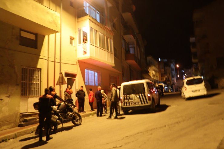 Hırsızlık şüphesini kovalayan bekçinin bacağına demir korkuluk saplandı