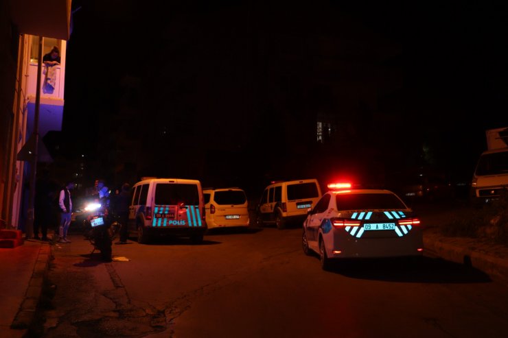 Hırsızlık şüphesini kovalayan bekçinin bacağına demir korkuluk saplandı