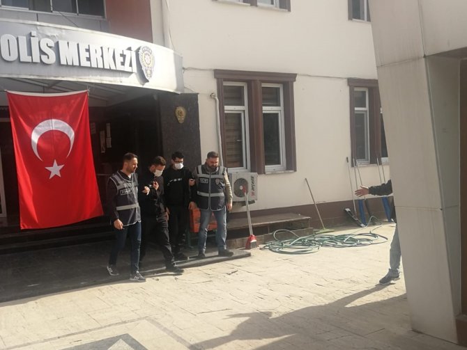 İnşaatlardan demir çalıyorlardı, bu kez suçüstü yakalandılar