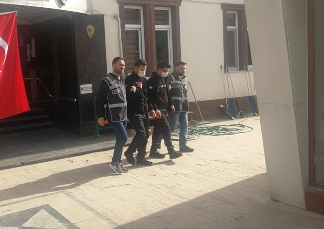 İnşaatlardan demir çalıyorlardı, bu kez suçüstü yakalandılar