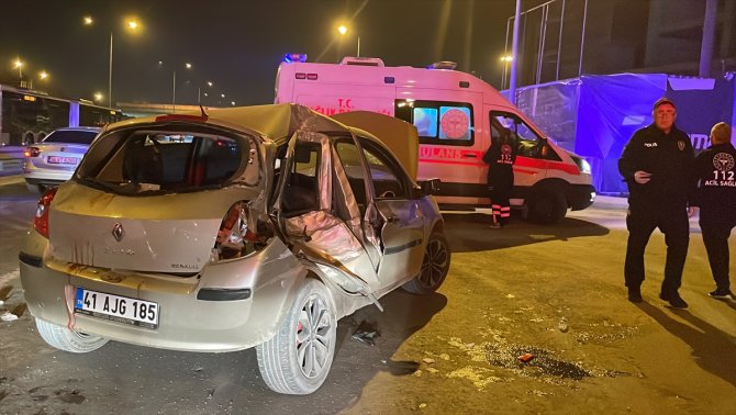 Trafik kazasında 2'si ağır 3 kişi yaralandı