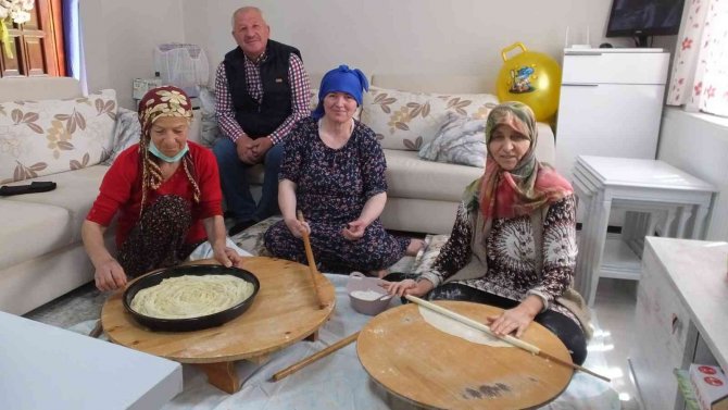 Kadınlar bayram baklavası için imece yaptı