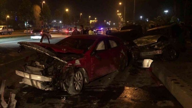 Kartal’da direksiyon hakimiyeni kaybeden sürücü park halindeki 4 araça çarptı: 2 yaralı