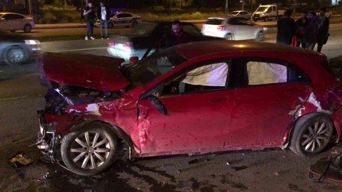 Kartal’da direksiyon hakimiyeni kaybeden sürücü park halindeki 4 araça çarptı: 2 yaralı