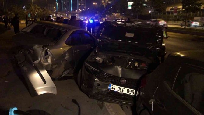 Kartal’da direksiyon hakimiyeni kaybeden sürücü park halindeki 4 araça çarptı: 2 yaralı