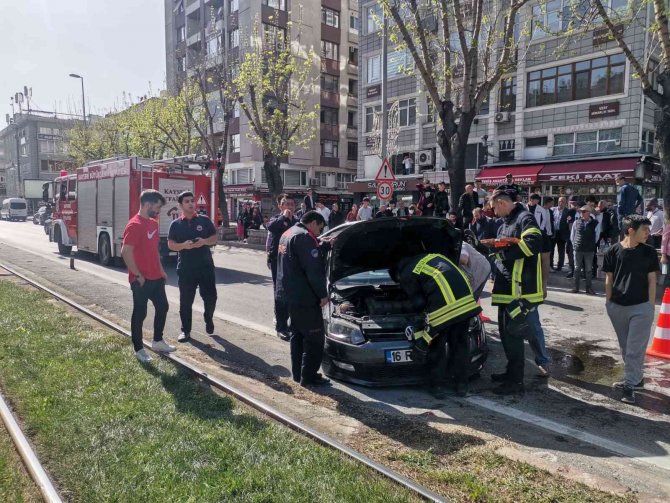 Kaza yapan otomobil 50 metre sürüklendi