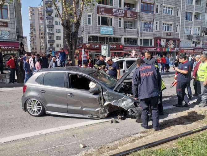 Kaza yapan otomobil 50 metre sürüklendi