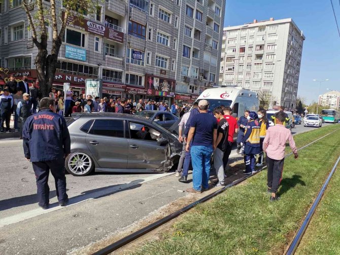 Kaza yapan otomobil 50 metre sürüklendi