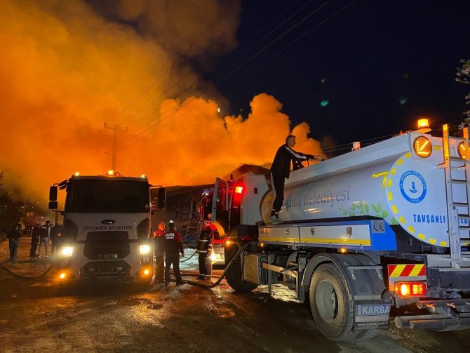 Kereste fabrikasındaki yangını söndürme çalışmaları sürüyor