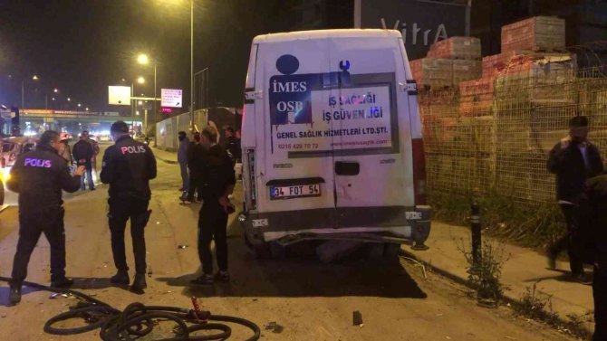 Kontrolden çıkan otomobil park halindeki minibüse çarptı: 4 yaralı