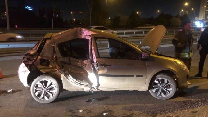 Kontrolden çıkan otomobil park halindeki minibüse çarptı: 4 yaralı