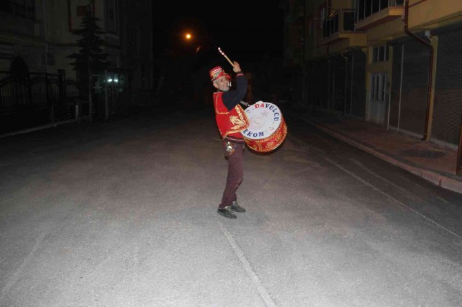 Konyalı davulcu, 36 yıldır mahalle sakinlerini isimleriyle, manilerle sahura kaldırıyor