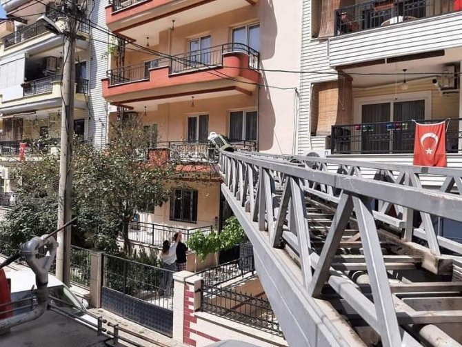 Kurtarılan kedi itfaiye erinin kucağından inmedi