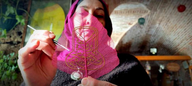 Kurumuş yaprakları sanat eserine dönüştürüyor