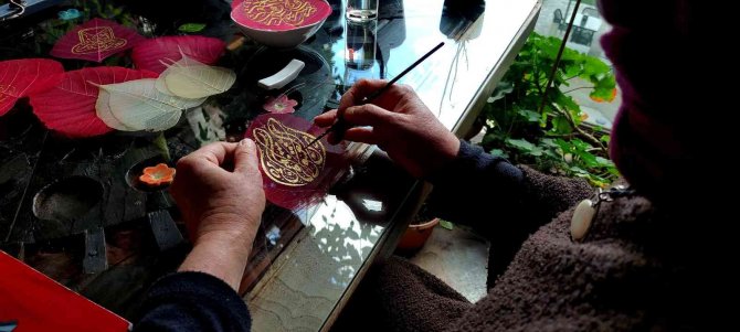 Kurumuş yaprakları sanat eserine dönüştürüyor