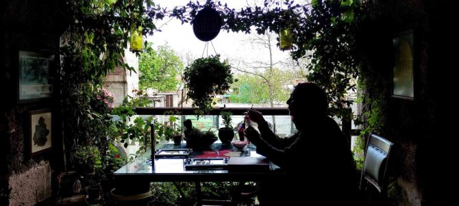 Kurumuş yaprakları sanat eserine dönüştürüyor