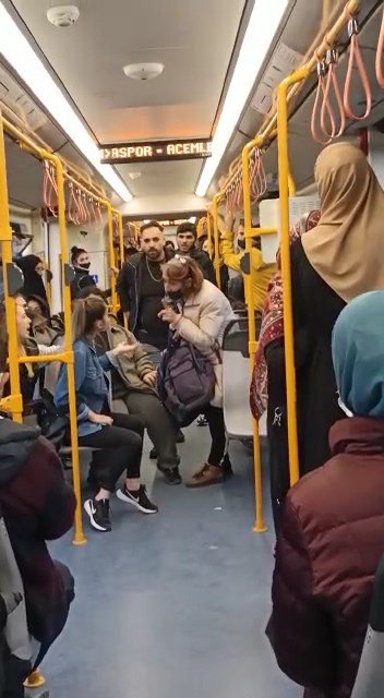 Maske takmayan gençleri uyaran yaşlı kadına hakaret