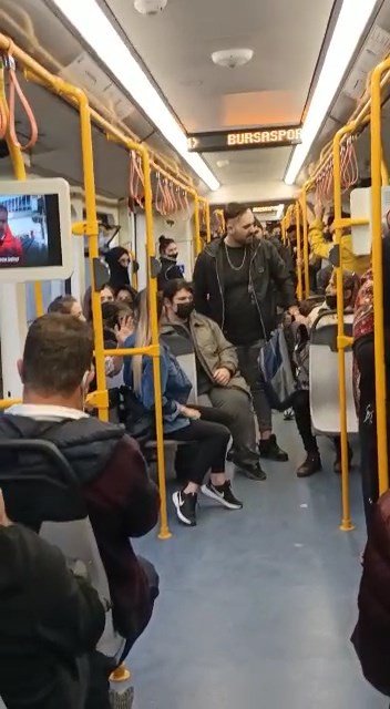 Maske takmayan gençleri uyaran yaşlı kadına hakaret