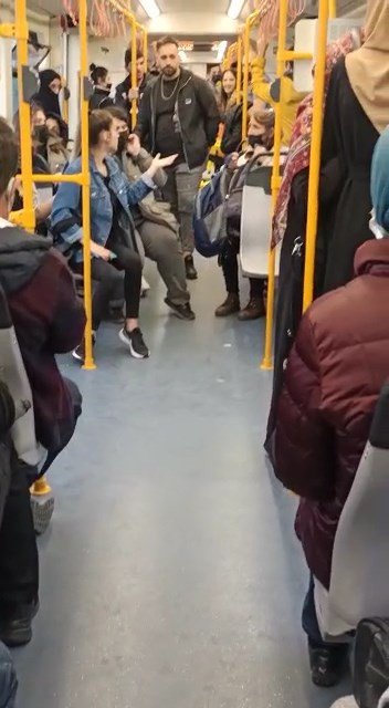 Maske takmayan gençleri uyaran yaşlı kadına hakaret