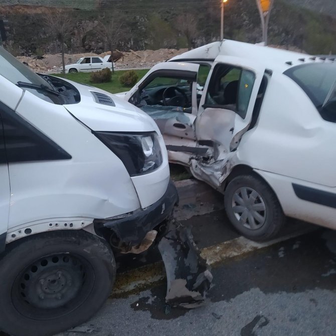 Minibüs ile otomobil çarpıştı: 2 yaralı